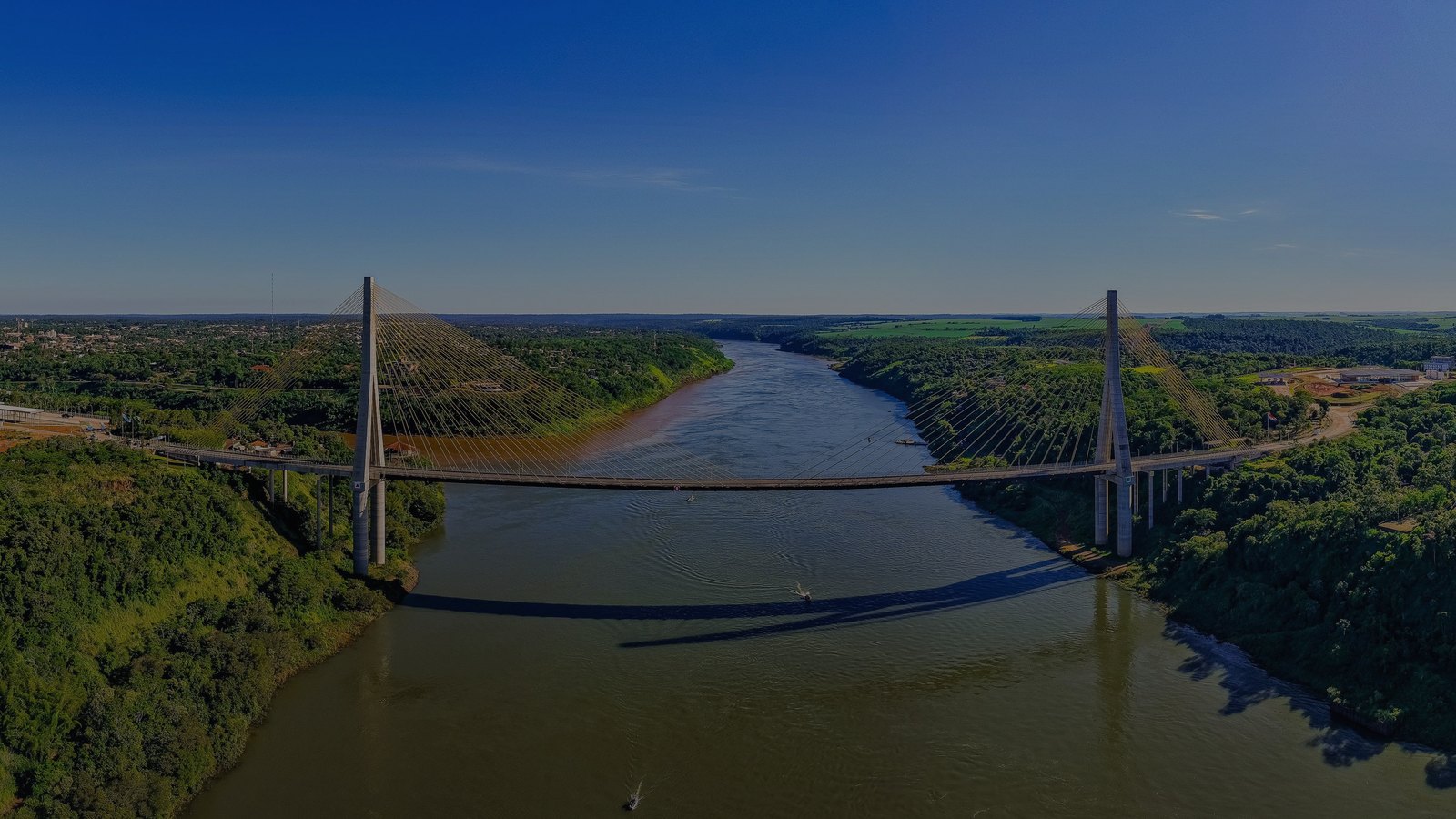 Vista aérea del Puente de la Integración entre Presidente Franco (Paraguay) y Foz de Iguazú (Brasil) sobre el río Paraná